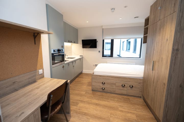 Student Only Modern Studio In Exeter - Exeter