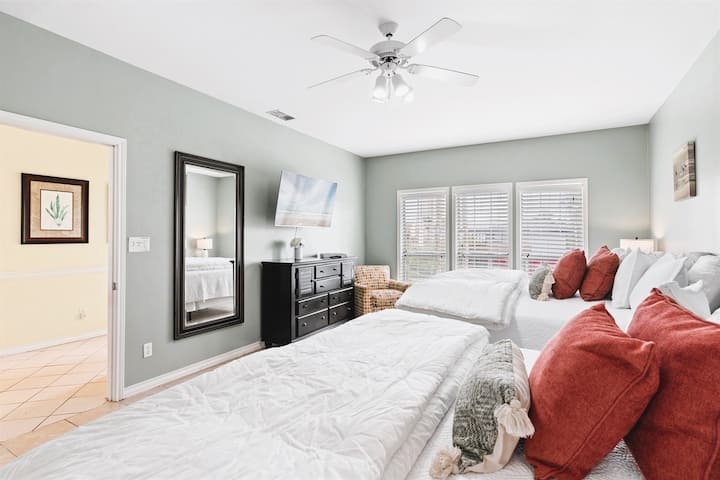 One Minute To Beach Access! Gulf Views! Pool & Spa - South Padre Island