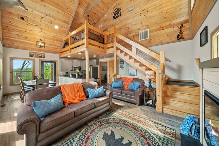 Mountain Majesty: Views, Hot Tub, Games, Theater! - Pigeon Forge, TN