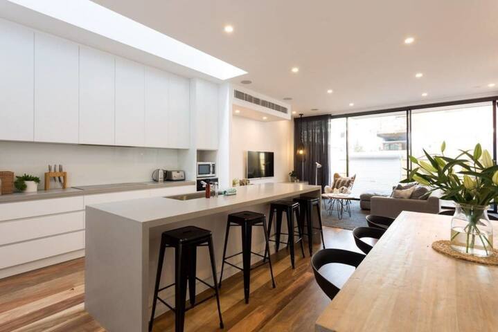 Lola Three Levels of Style with Rooftop Terrace gallery image 4