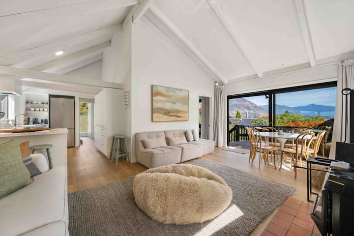 Lake & Mountain Views | 2 Living Areas | Sleeps 8 - Wanaka