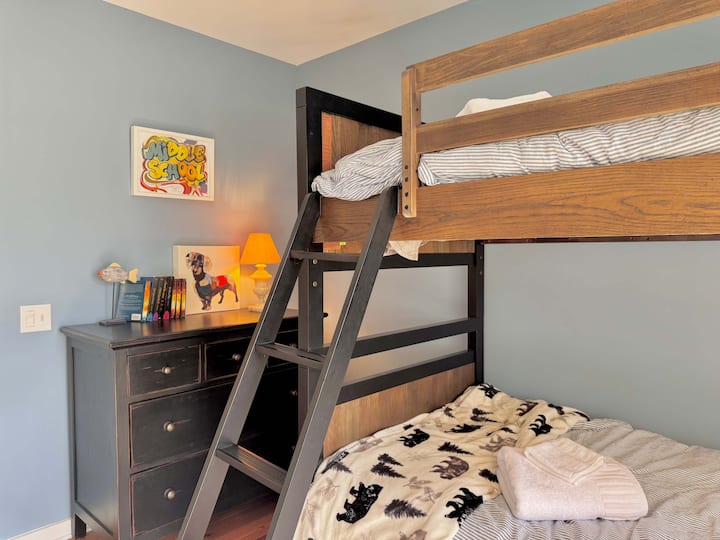 חדר שינה 3: מיטת קומתיים ותאומים