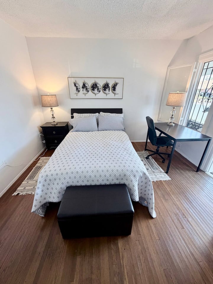 CHAMBRE À COUCHER AVEC ENTRÉE PRIVÉE ET TAPIS TUNISIENS FAITS À LA MAIN