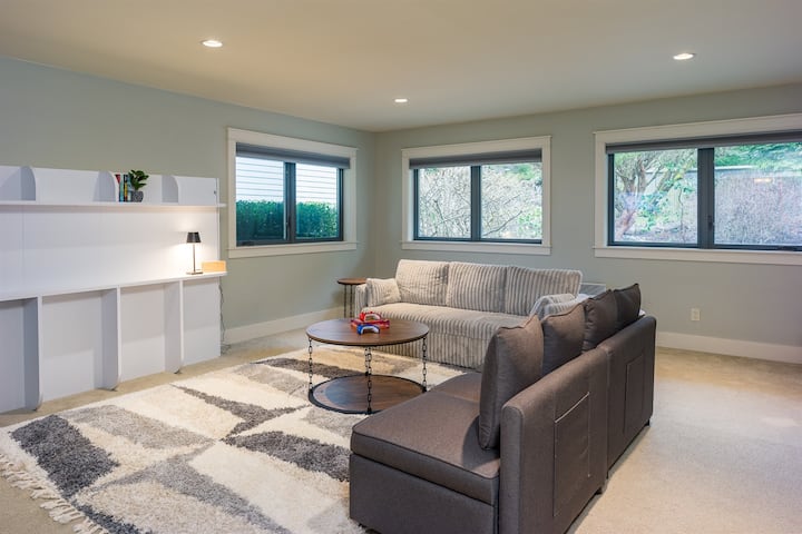 Samostatná a uzavretá mediálna miestnosť ponúka širokú škálu možností na spanie vrátane sklopnej postele a rozkladacej postele Queen.  