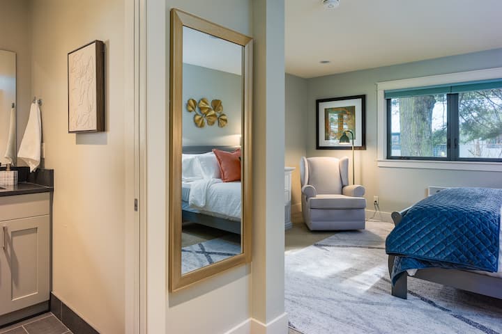 Druhá hlavná spálňa má dostatok prirodzeného svetla a ideálnu stoličku na čítanie vašej obľúbenej knihy. 