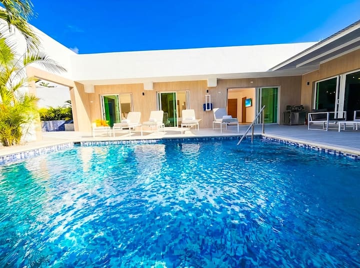 Beach Villa | 2 Pools | 6 Br | Concierge | Maid - Punta Cana