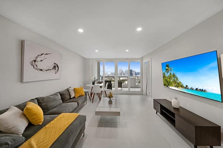 Bayfront High-rise Condo | Oceanview | Staycozy - マイアミ