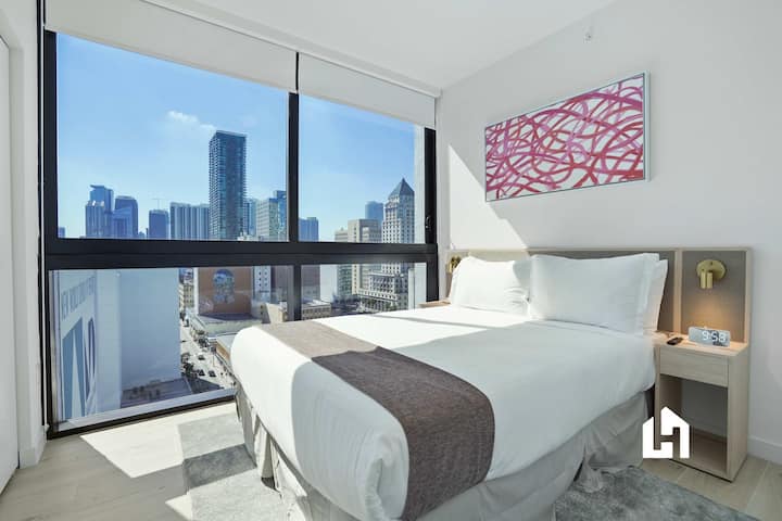 从舒适的标准双人床卧室醒来，欣赏迈阿密壮丽的天际线美景