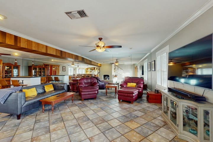 4br Two-story Dog-friendly House With Pool Table - Corpus Christi, TX