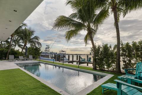 Luxury Bayfront Villa with Heated Pool & Hot tub