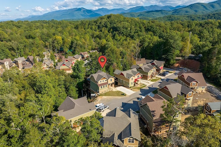 Pirates Peak • Luxe 5br Chalet -Indoor Pool, Game - Gatlinburg, TN