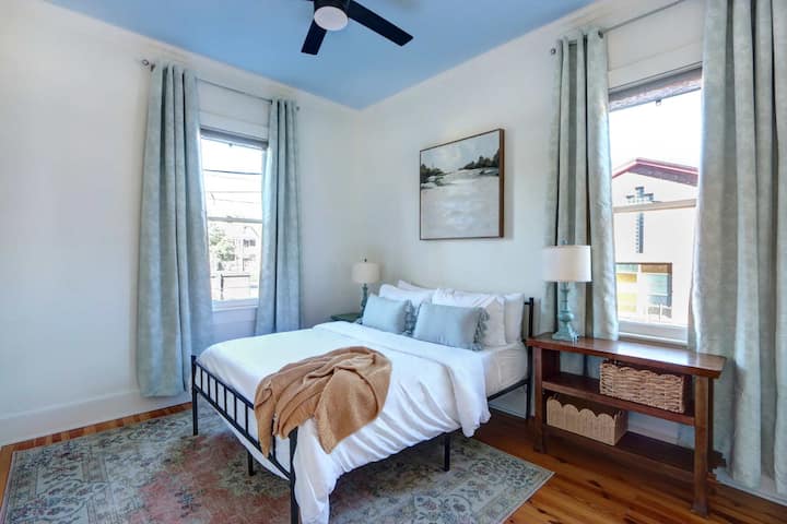 חדר שינה בקומה הראשונה מאחורי המטבח