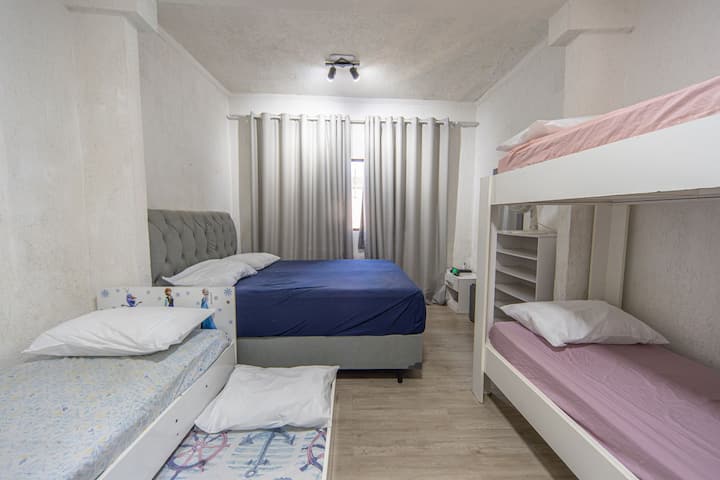 Amplo quarto com excelente espaço interno