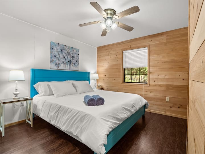 Second spacious king bedroom with quality linens