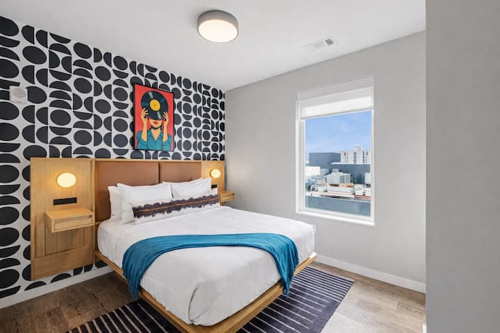 1号房：第二间卧室配备一张标准双人床、一台智能电视和一个内置衣柜。