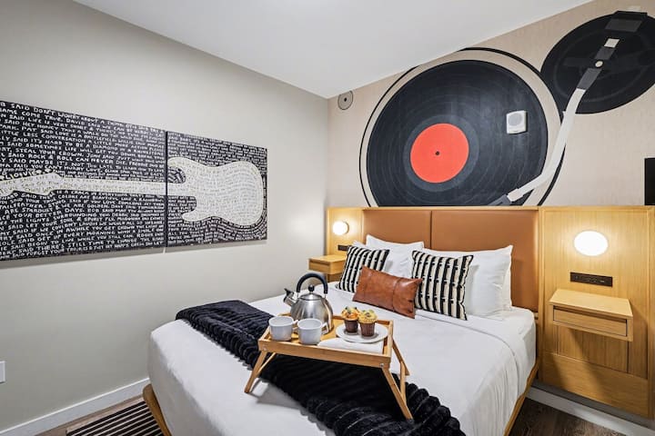 2号房源：主卧室配有一张豪华的标准双人床，配有壁挂式智能电视，并包括用于存放物品的壁橱空间。