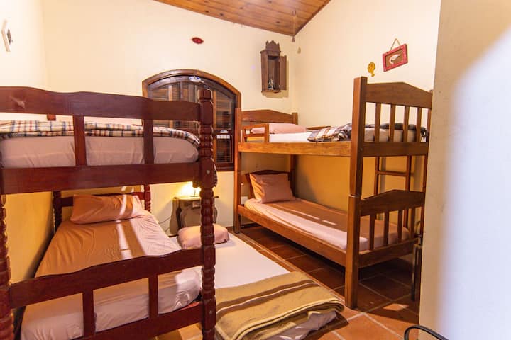 Quarto com beliches confortável e bem organizado