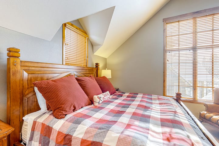 Tamarack Chalet, Hot Tub, Ski-in/out, Sleeps 8 - Donnelly, ID