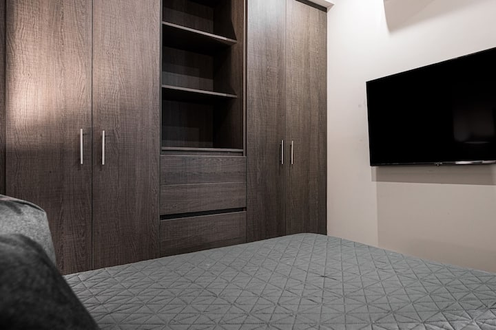 Спална соба 2 со брачен кревет (широк 150 – 179 см) и доволно простор за складирање.