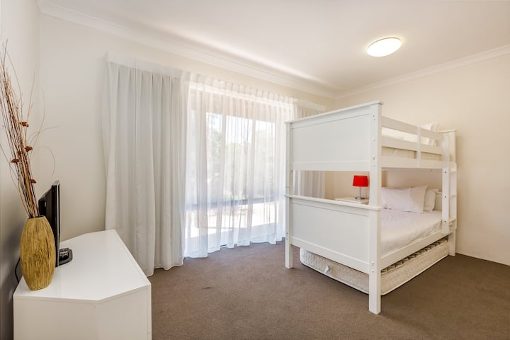 ที่พักที่สมบูรณ์แบบสำหรับเด็กห้องนอนที่สี่มีเตียงสองชั้นและเครื่องเล่นทีวี/ดีวีดี