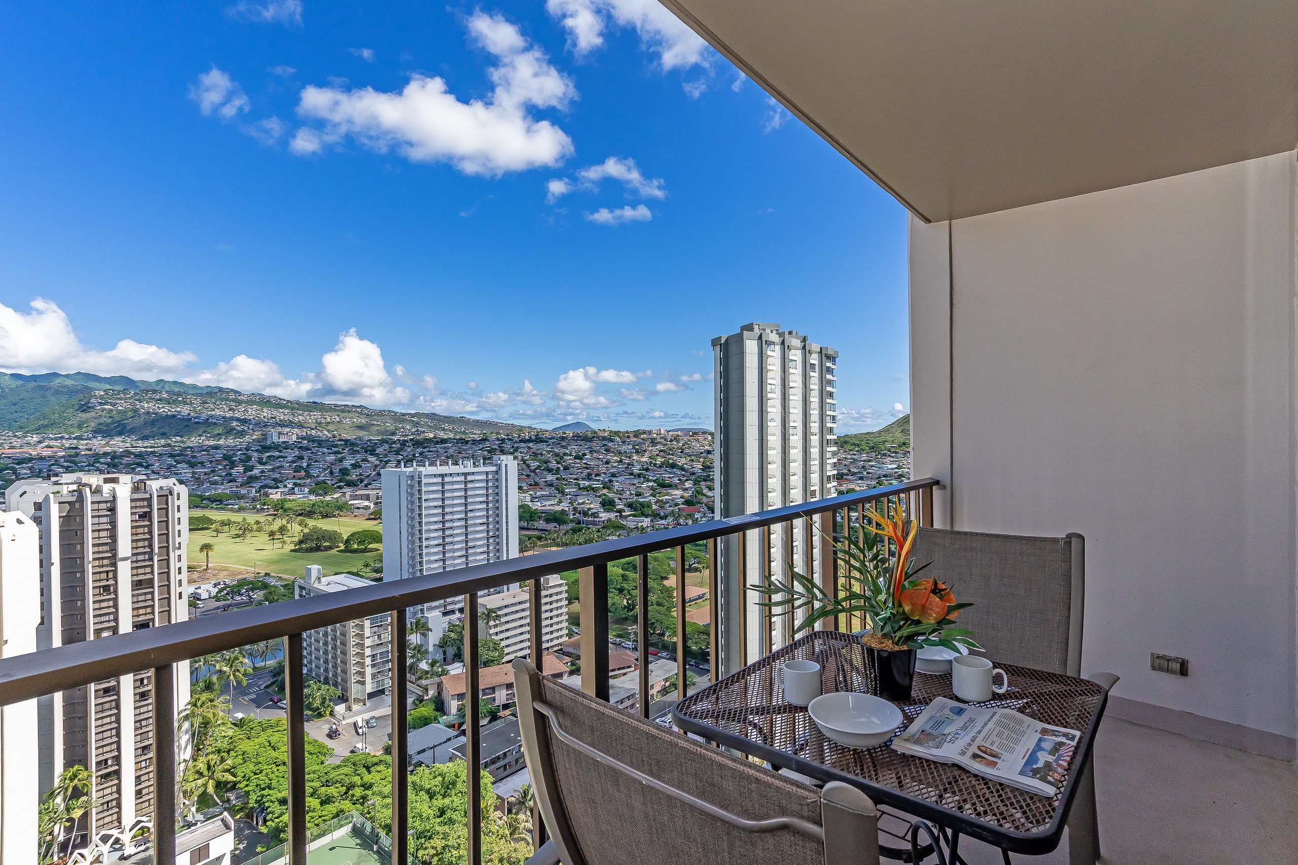 City-MT Views Family Escape at the Waikiki Sunset - Image 7