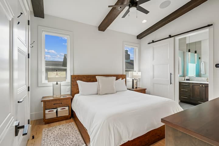 Habitación principal con cama king en Pacific Paradise