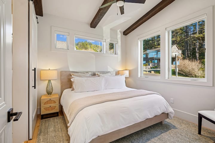Segundo dormitorio principal con cama king en Pacific Paradise