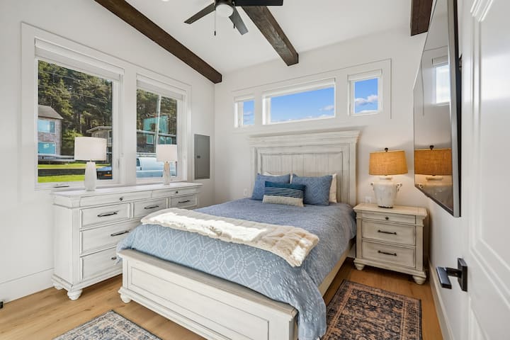 Habitación con cama doble tamaño queen en Pacific Paradise