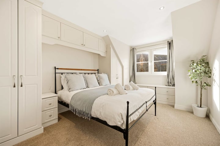 Dormitorio tamaño king diseñado para la comodidad y la relajación