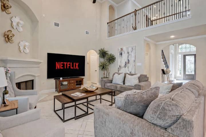 Luxury 4br Getaway: Private Pool & Patio - The Woodlands, TX