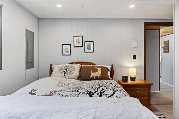 בחדר שינה 2 יש מיטת קווין סייז.