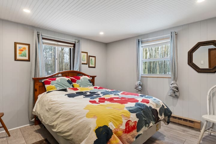 בחדר שינה 1 יש מיטת קווין סייז.