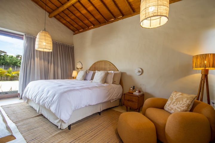 Quarto amplo com excelente espaço de circulação