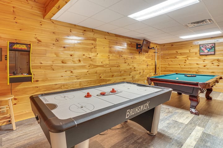 Mtn-view Gem W/ Hot Tub + Game Room In Sevierville - Sevierville, TN