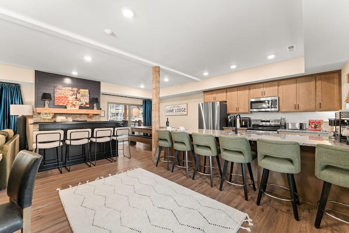 Game Themed Lodge_hot Tub_free Tickets_wet Bar - Missouri