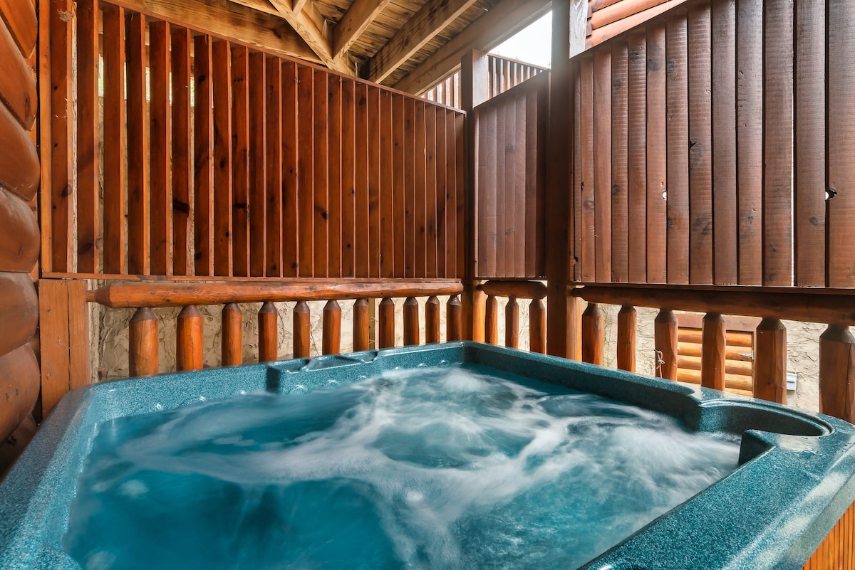3BR, hot tub, packed with games!