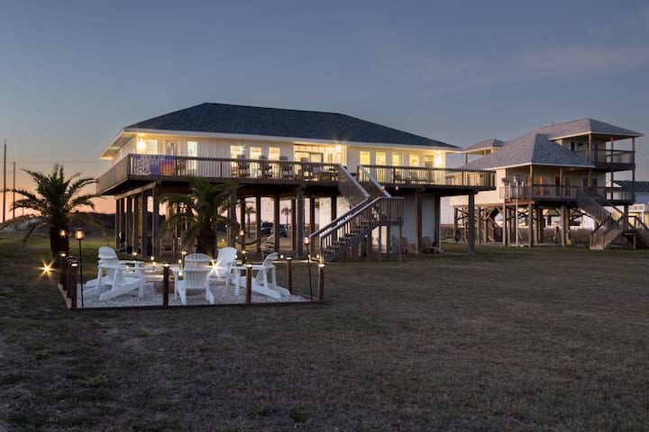 Casa Bonita Surfside | Beachfront Home | Firepit - Surfside Beach, TX