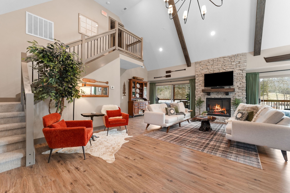 Misty Mountain Retreat | Hot Tub + Pools - Houses for Rent in