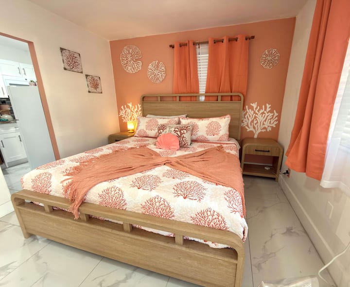 The Coral Nest Studio! Steps From The Beach. - Hallandale Beach, FL