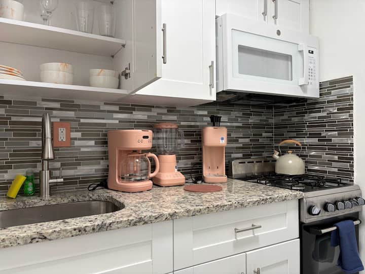 The Coral Nest Studio! Steps From The Beach. - Hallandale Beach, FL