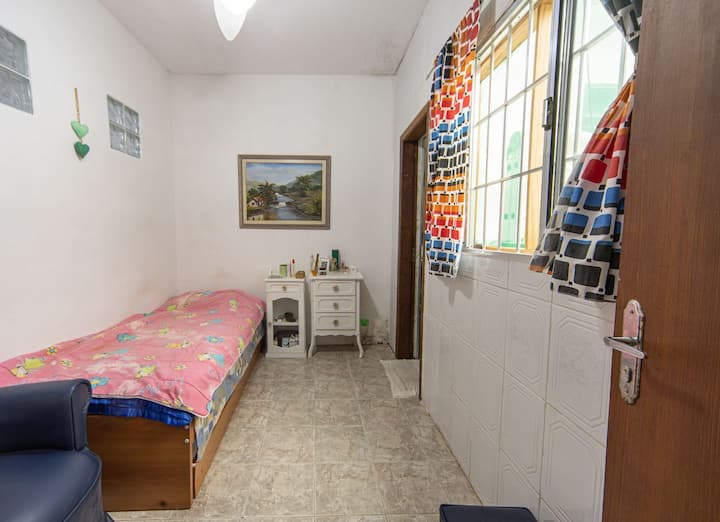 Quarto aconchegante com ambiente tranquilo e funcional