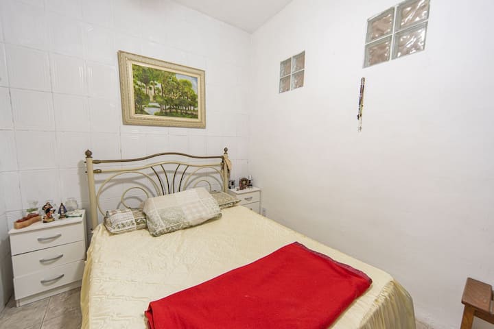 Quarto confortável pensado para noites tranquilas de descanso