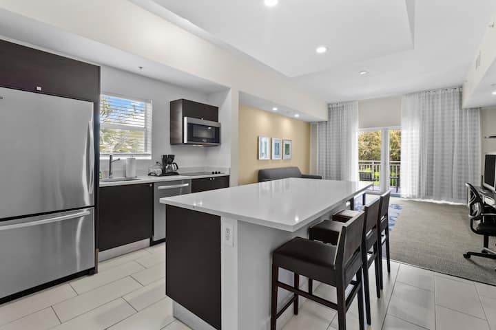 Beach Time Deluxe Bedroom Getaway - Doral