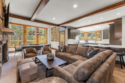 Beautiful Executive Ski In/Ski Rooftop Hot tub!