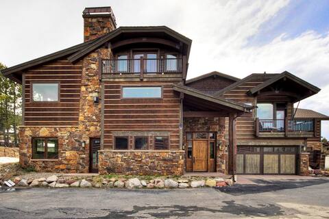 Beautiful Executive Ski In/Ski Rooftop Hot tub!