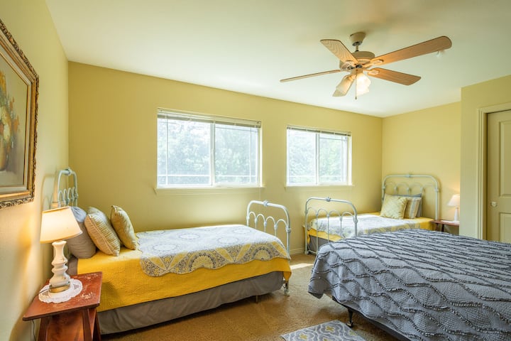 Četvrta spavaća soba s bračnim krevetom i bračnim krevetom