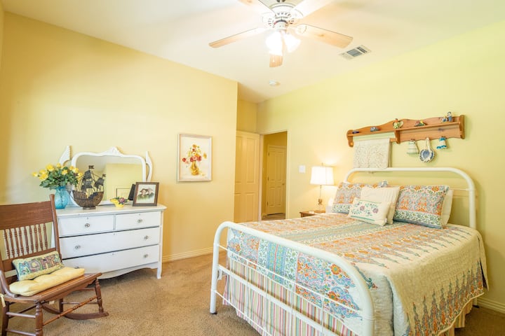 Druga spavaća soba na katu s bračnim krevetom