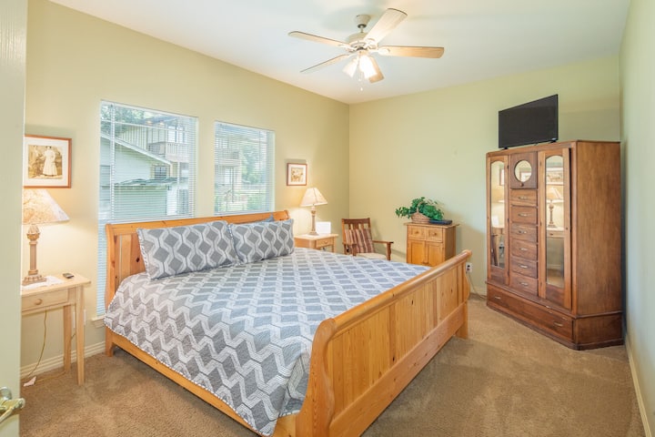 Prva spavaća soba na katu s bračnim krevetom (širine 180 - 200 cm) i HDTV-om