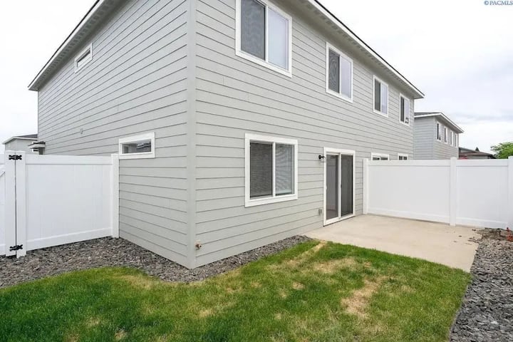New Duplex | Granite Kitchen & Private Yard - Pasco, WA