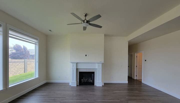 King Suite, 3 Car Garage & Yard 4/2 - #6828-34 - Kennewick, WA